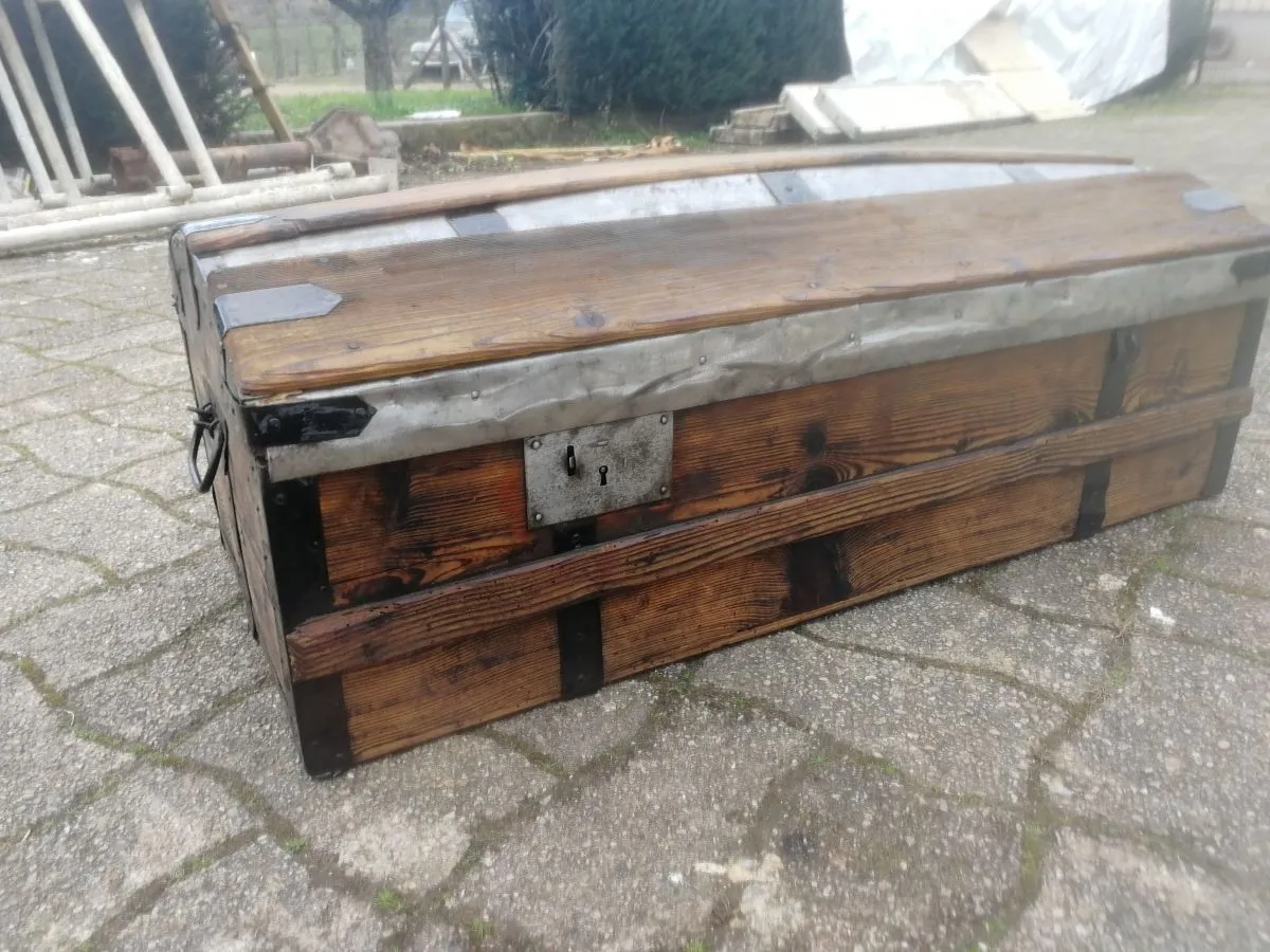 Coffre malle bombée vintage rénover tissus bois acier