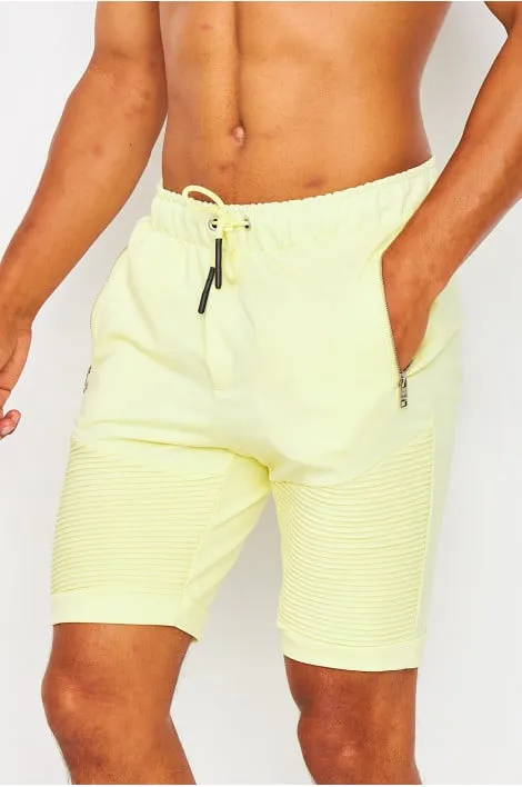 Short jaune avec motif en relief sur les cuisses